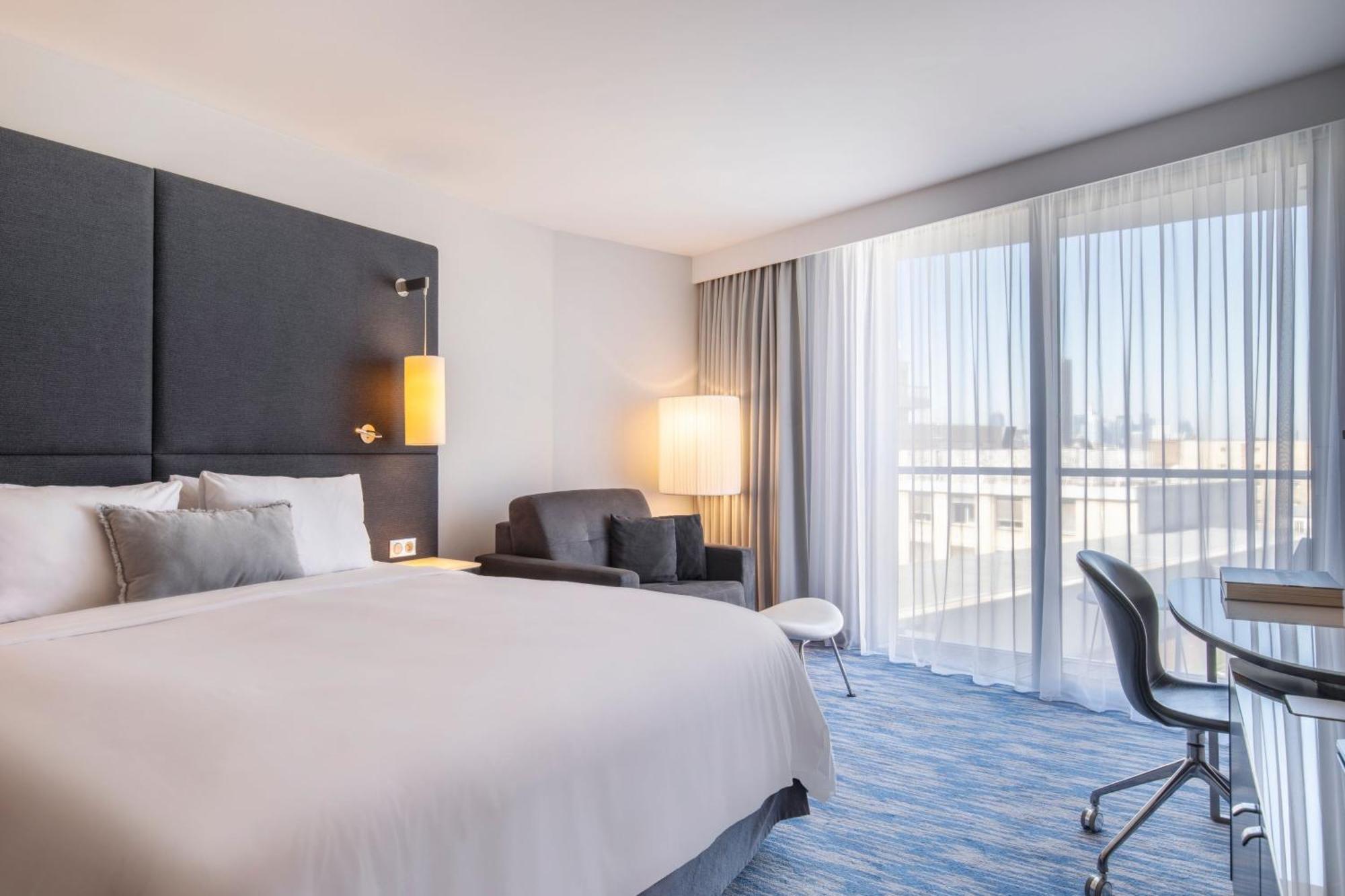 Renaissance Arc De Triomphe 5*