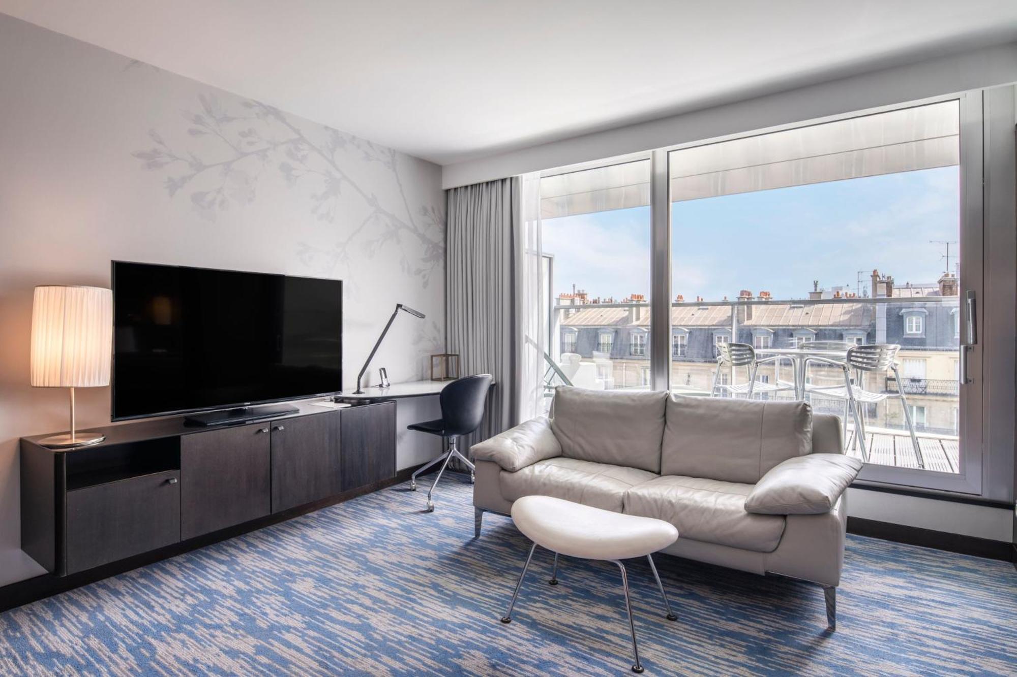 Renaissance Arc De Triomphe 5*