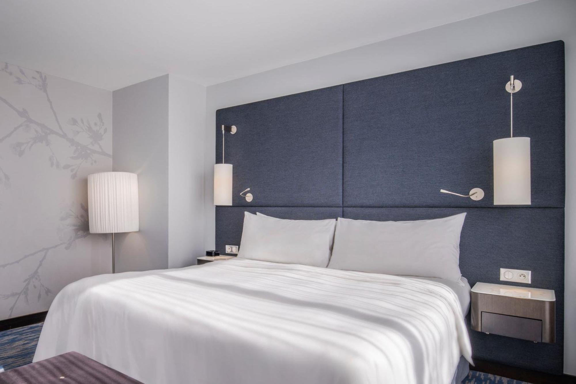 Renaissance Arc De Triomphe Hotel