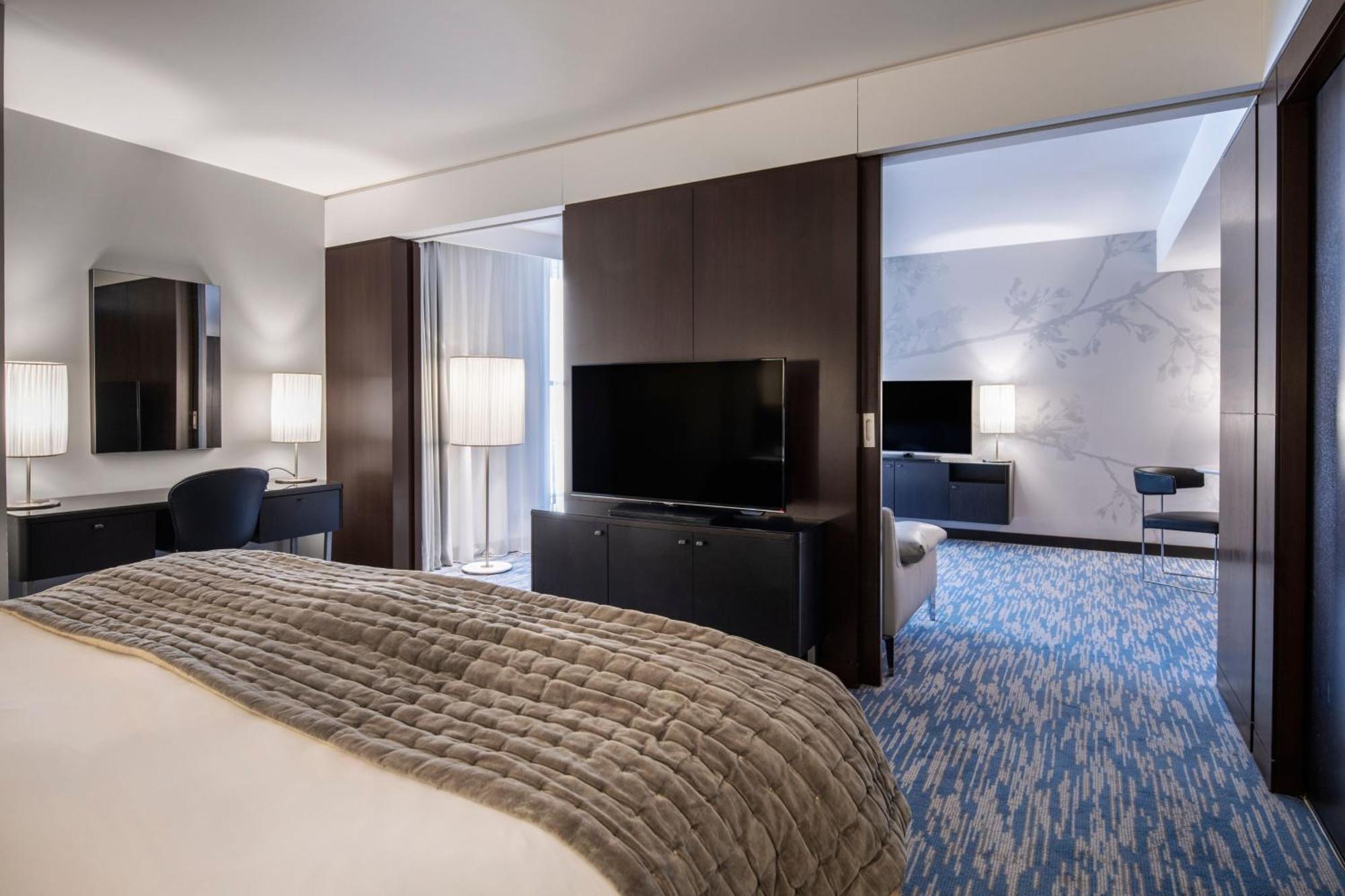 Renaissance Arc De Triomphe Hotel