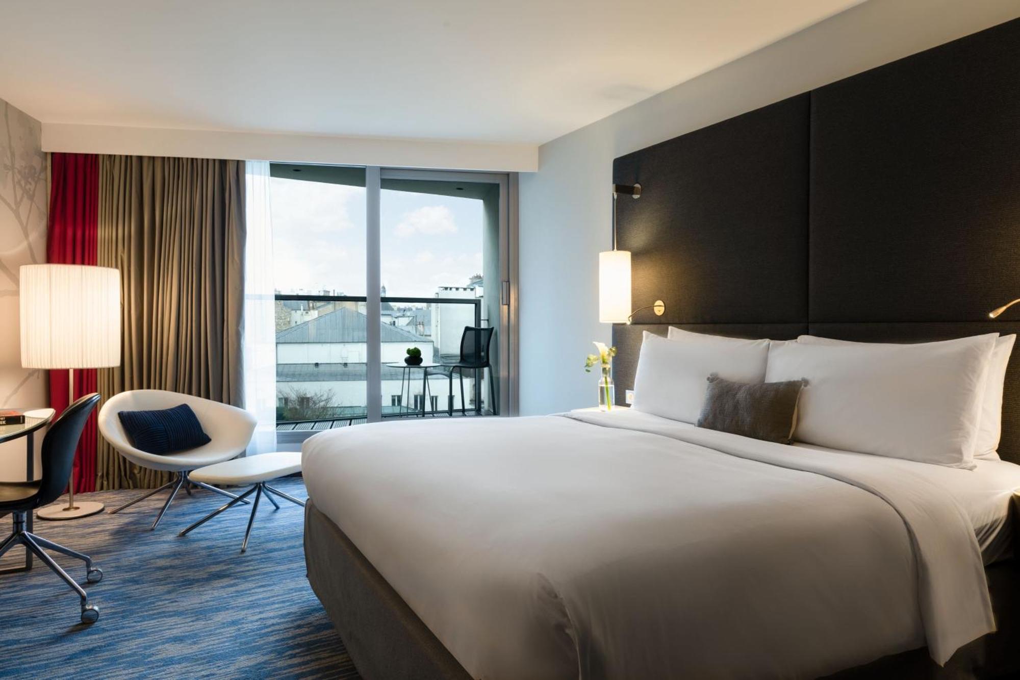 Hotel Renaissance Arc De Triomphe 5*