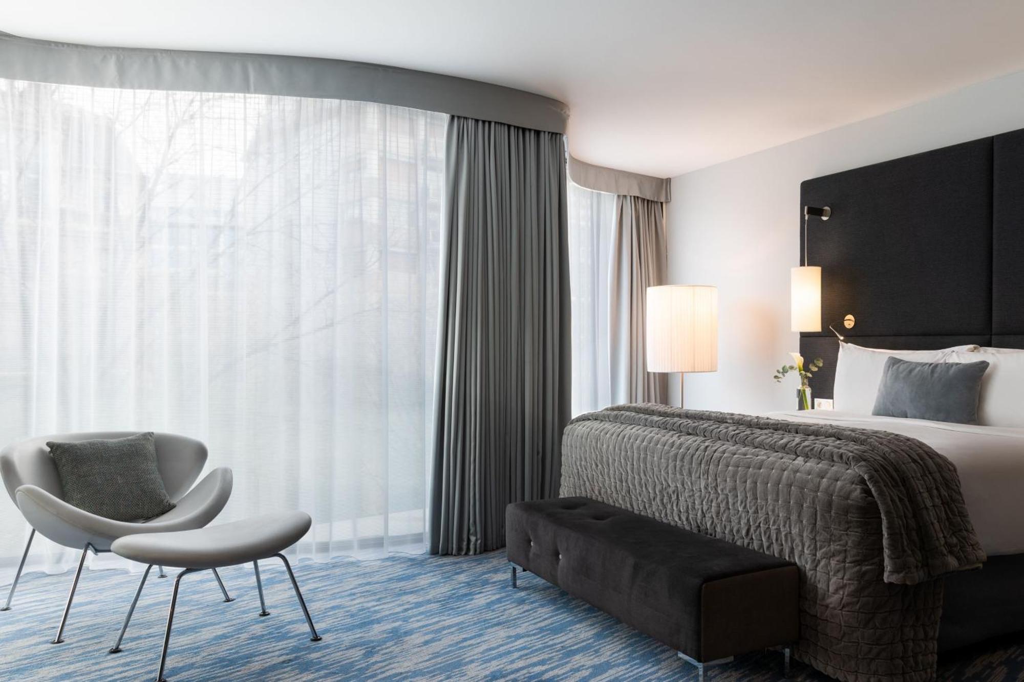 Renaissance Arc De Triomphe