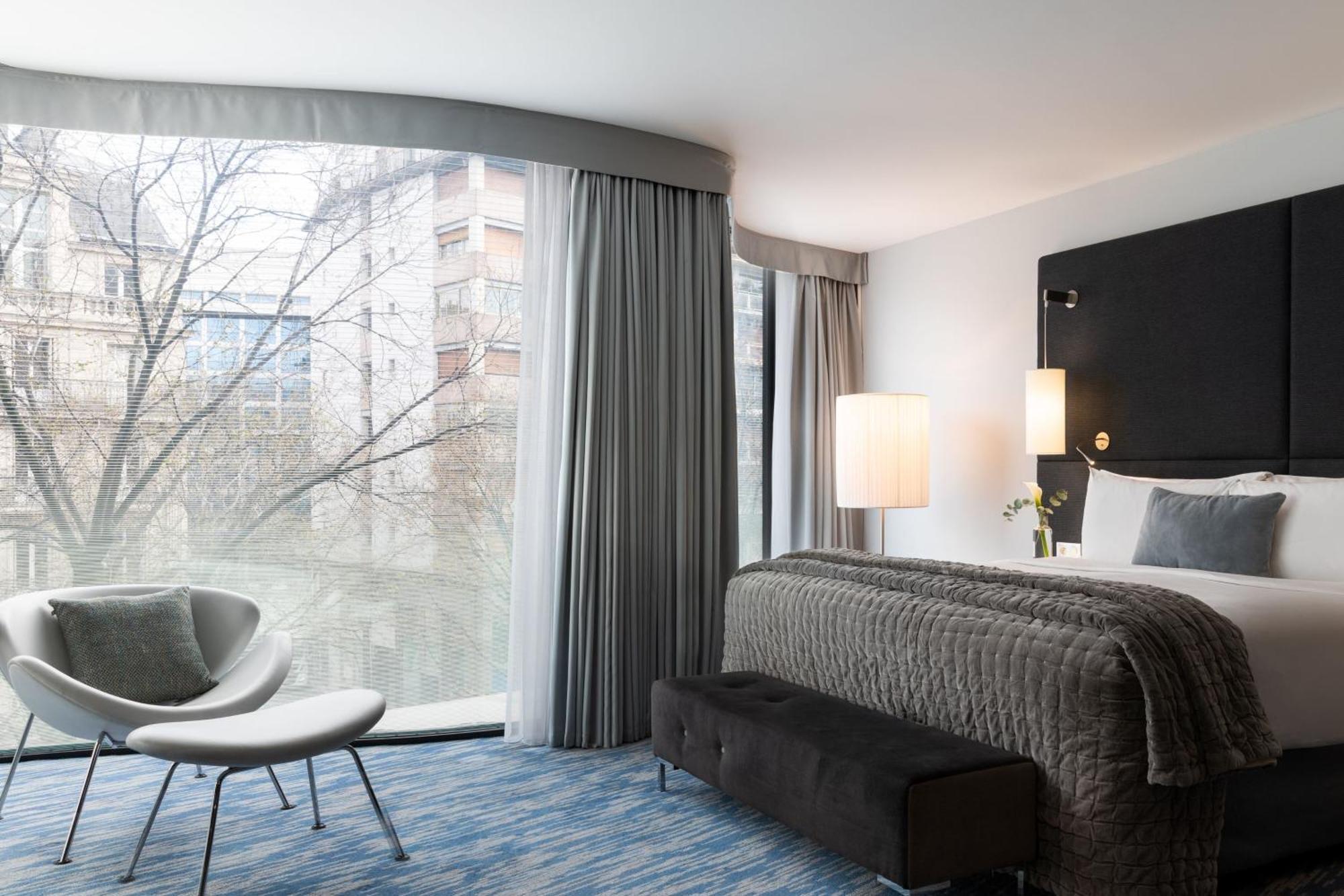 Renaissance Arc De Triomphe