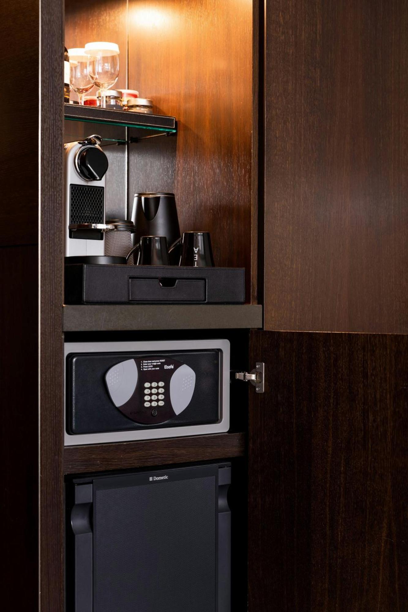 Renaissance Arc De Triomphe Hotel