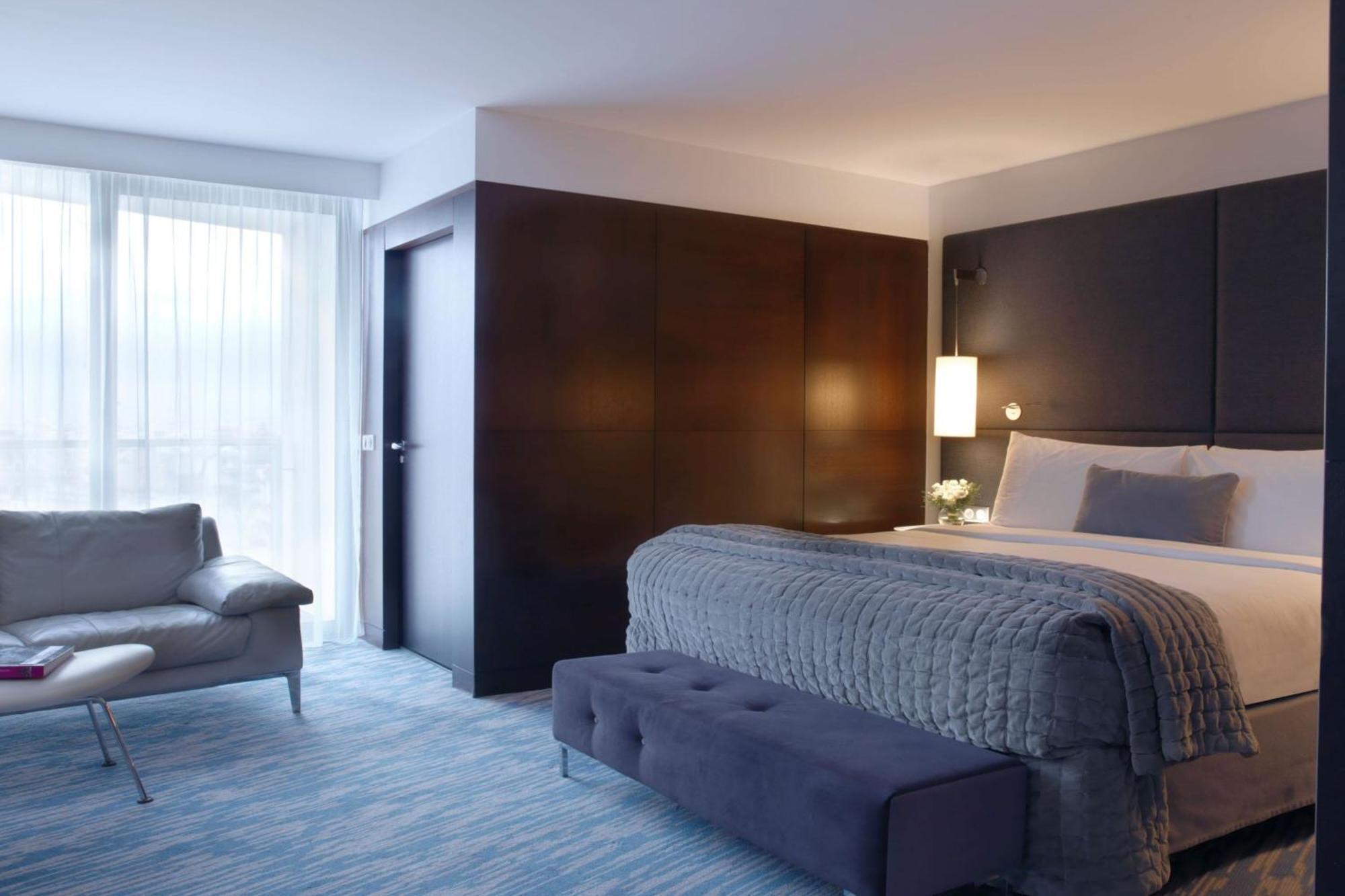 Renaissance Arc De Triomphe