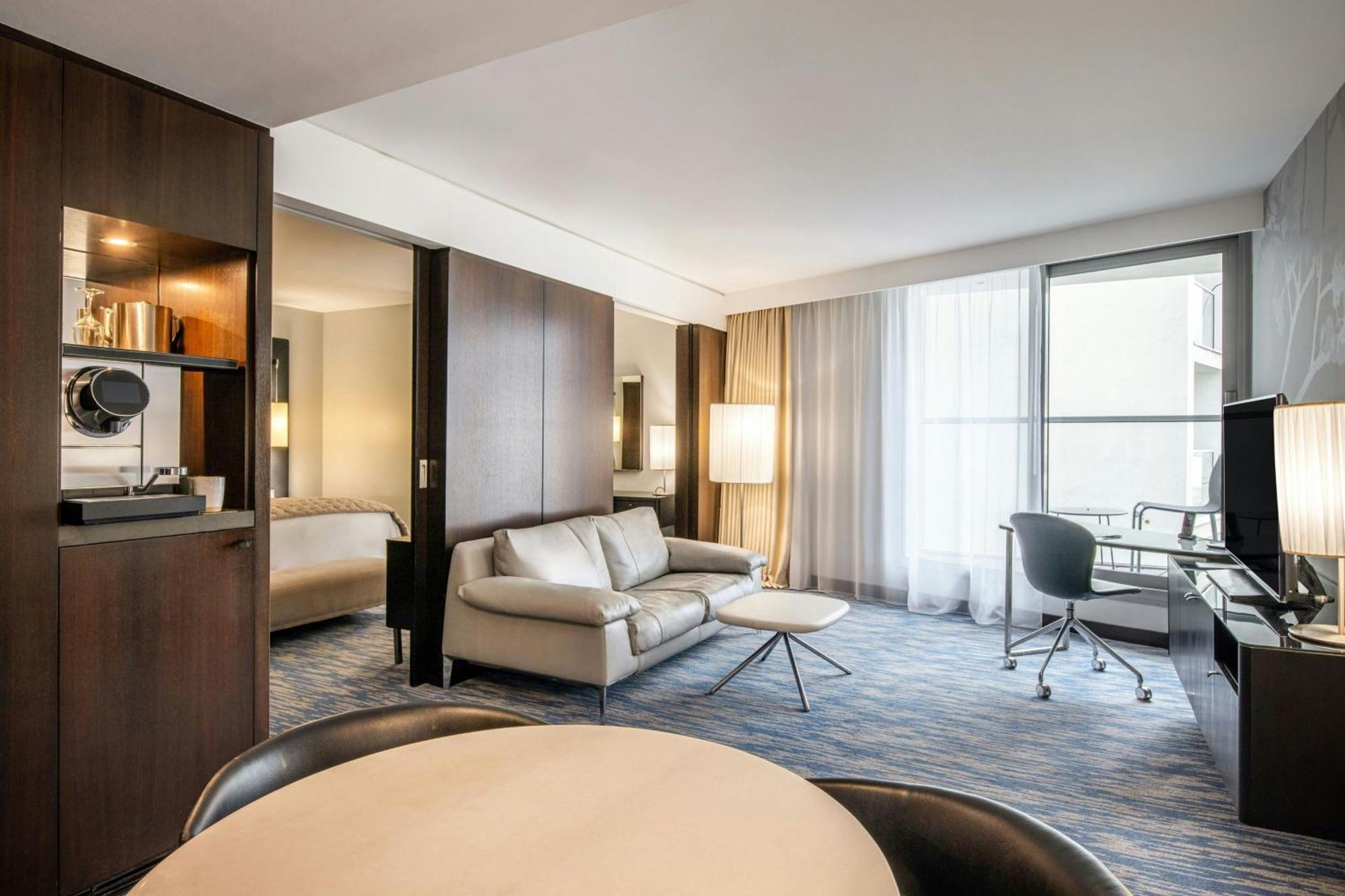 Renaissance Arc De Triomphe 5*