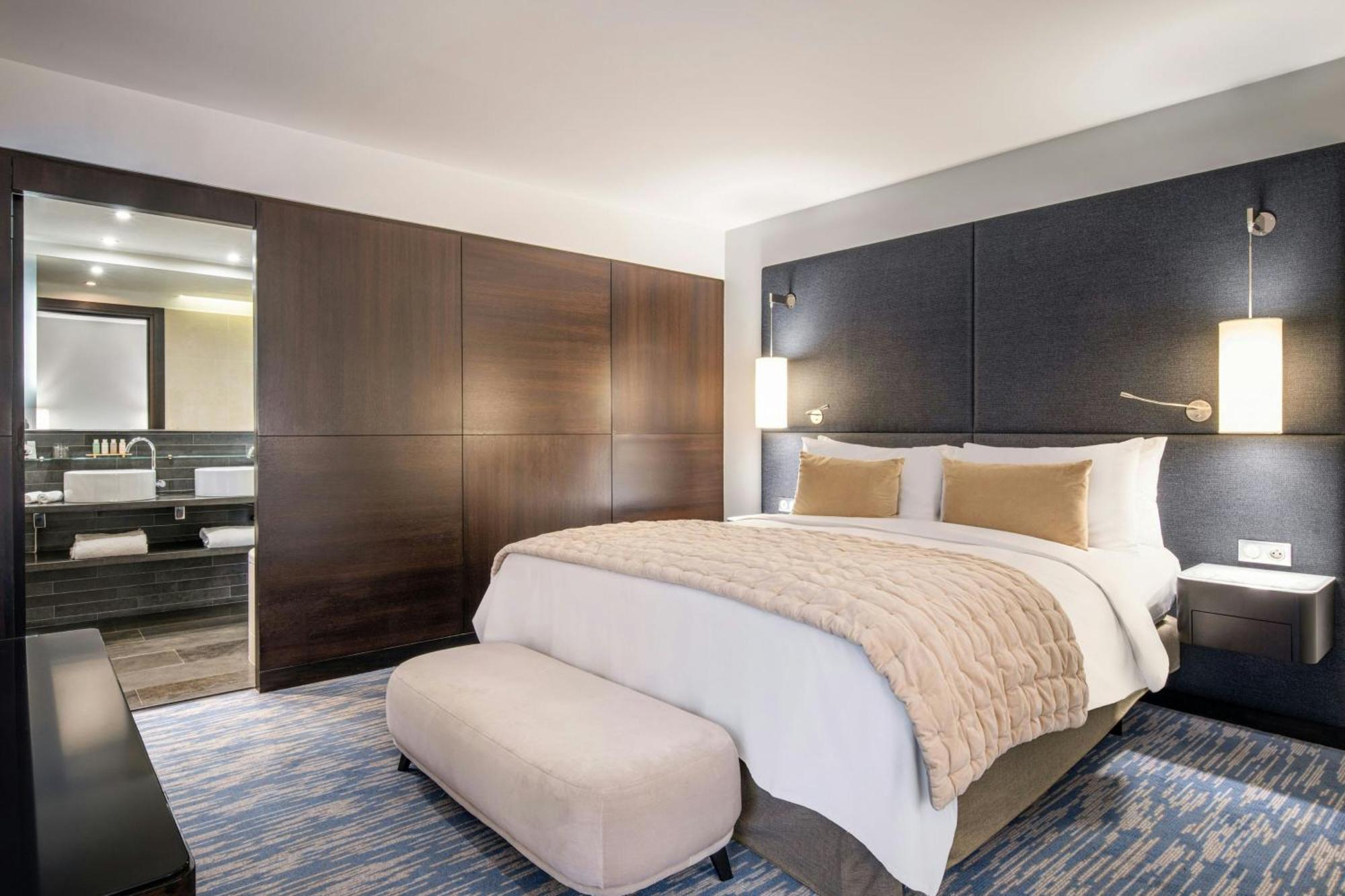 Renaissance Arc De Triomphe