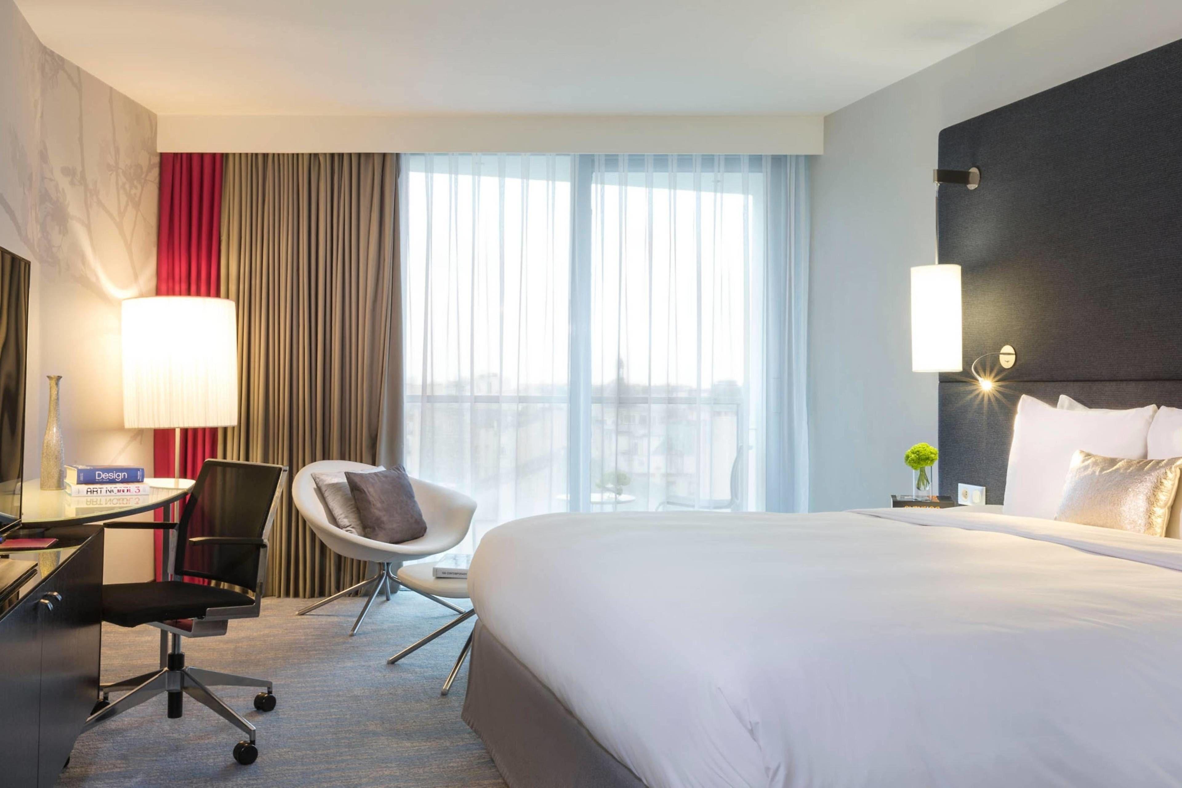 Renaissance Arc De Triomphe Hotel