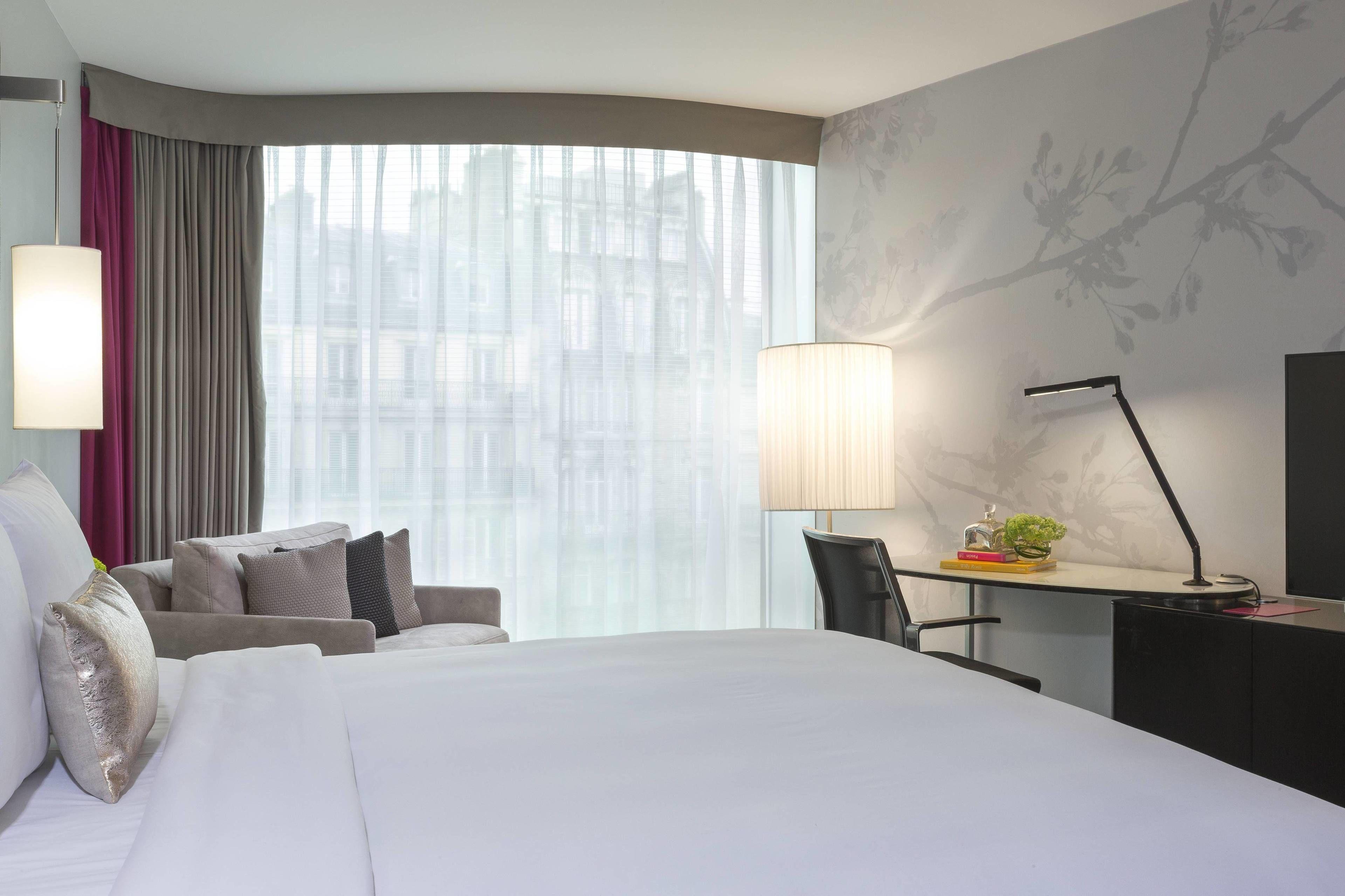 Renaissance Arc De Triomphe 5*