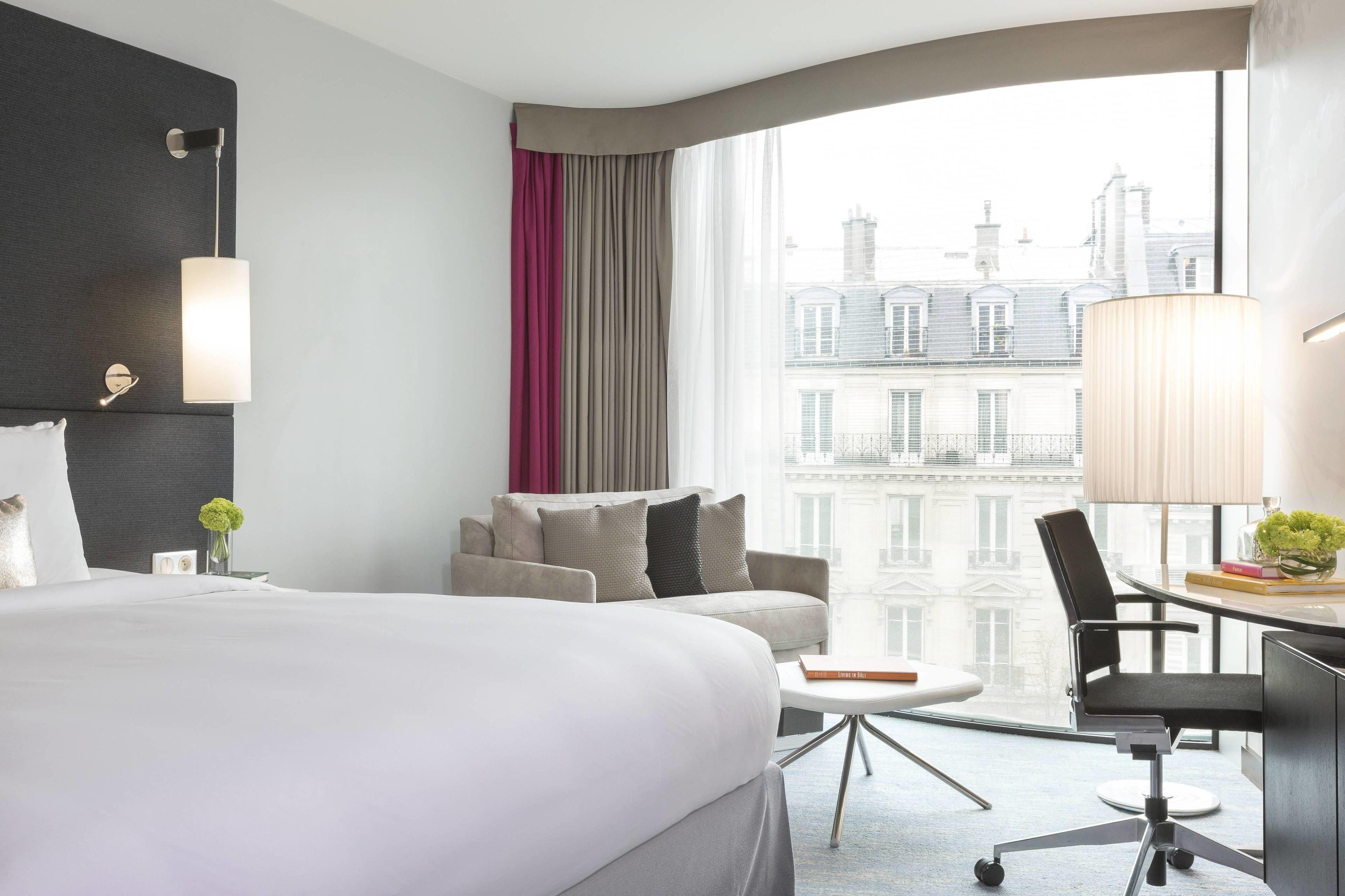 Hotel Renaissance Arc De Triomphe 5*