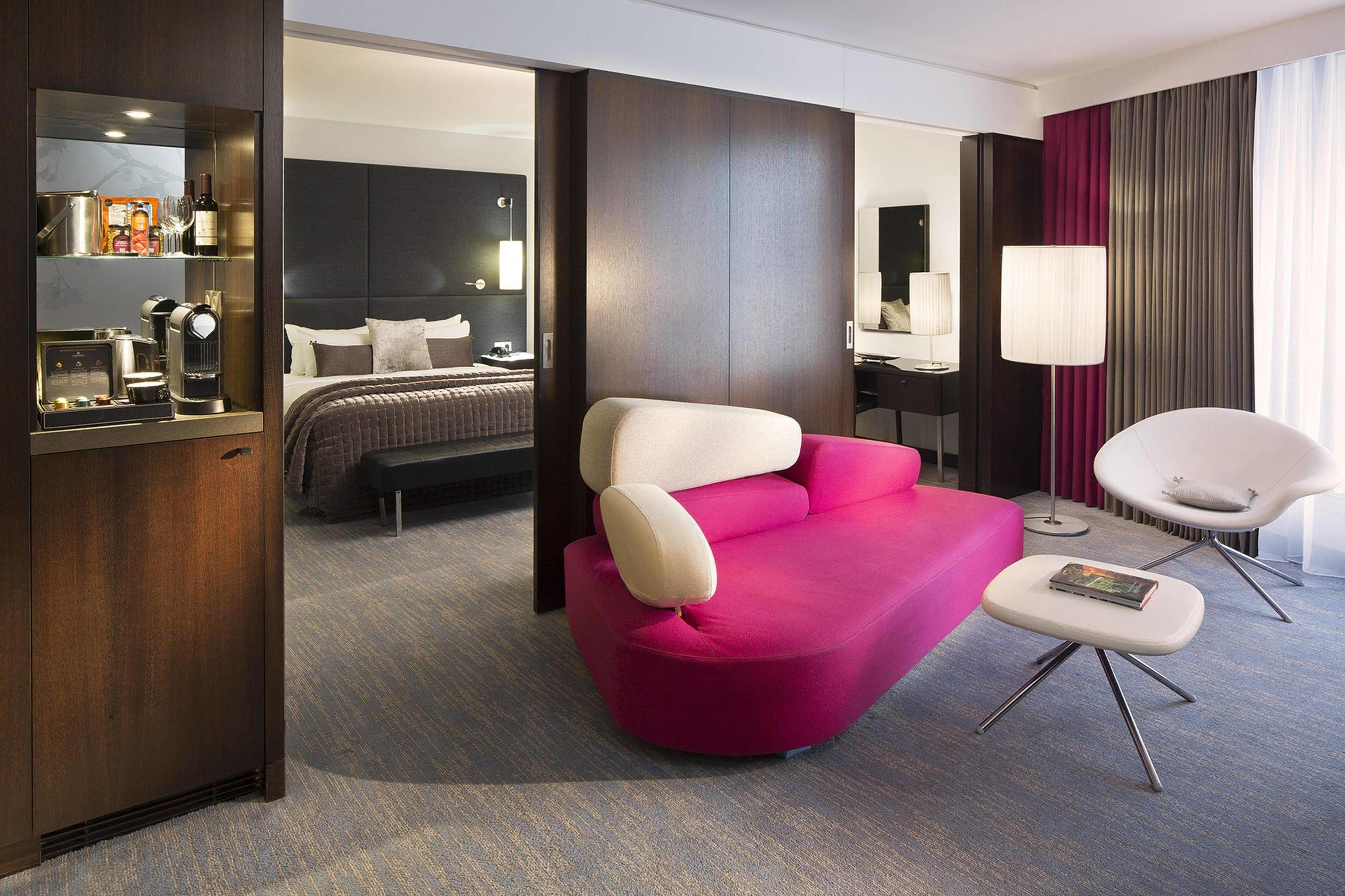 Renaissance Arc De Triomphe 5*