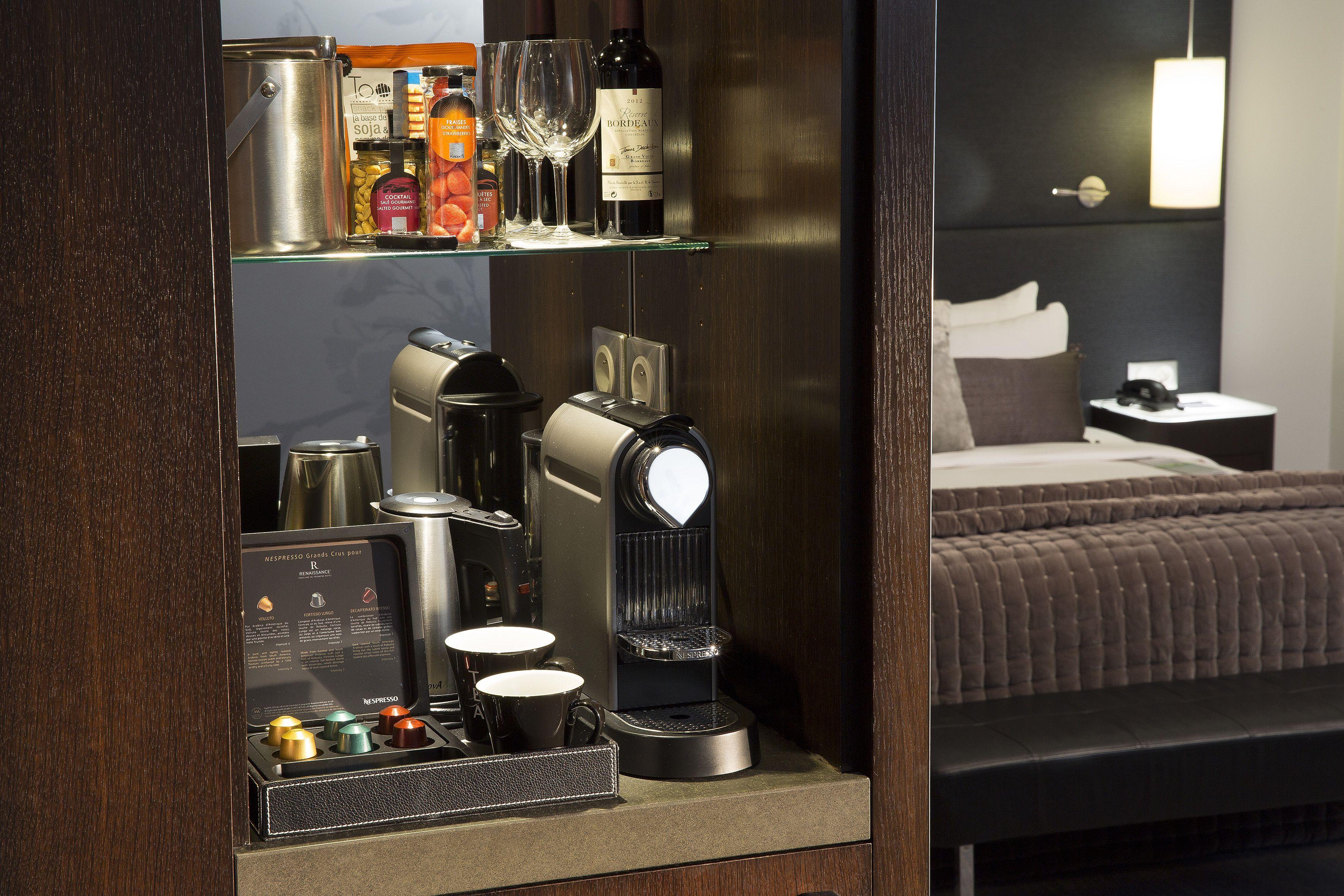 Hotel Renaissance Arc De Triomphe 5*