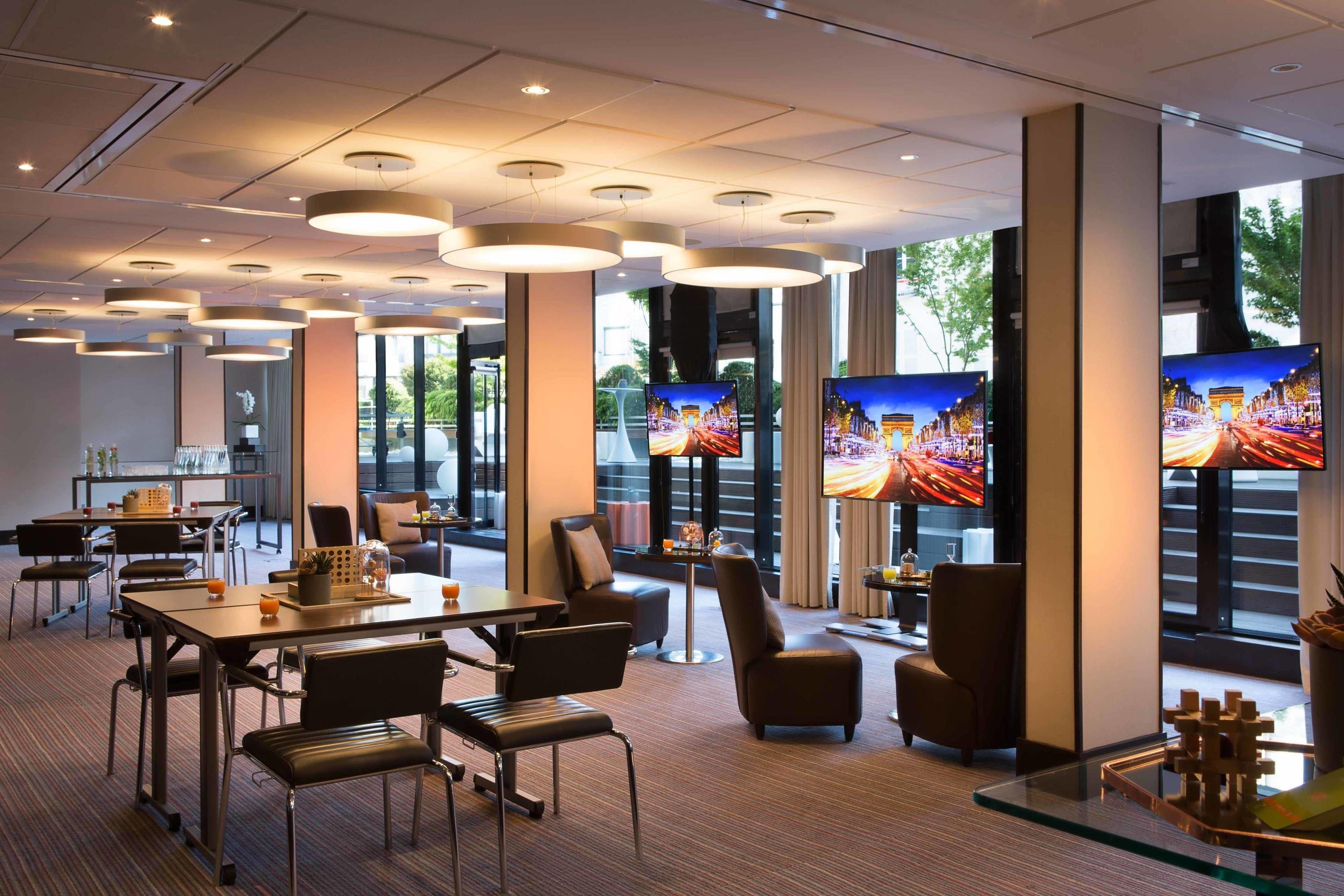 Hotel Renaissance Arc De Triomphe 5*